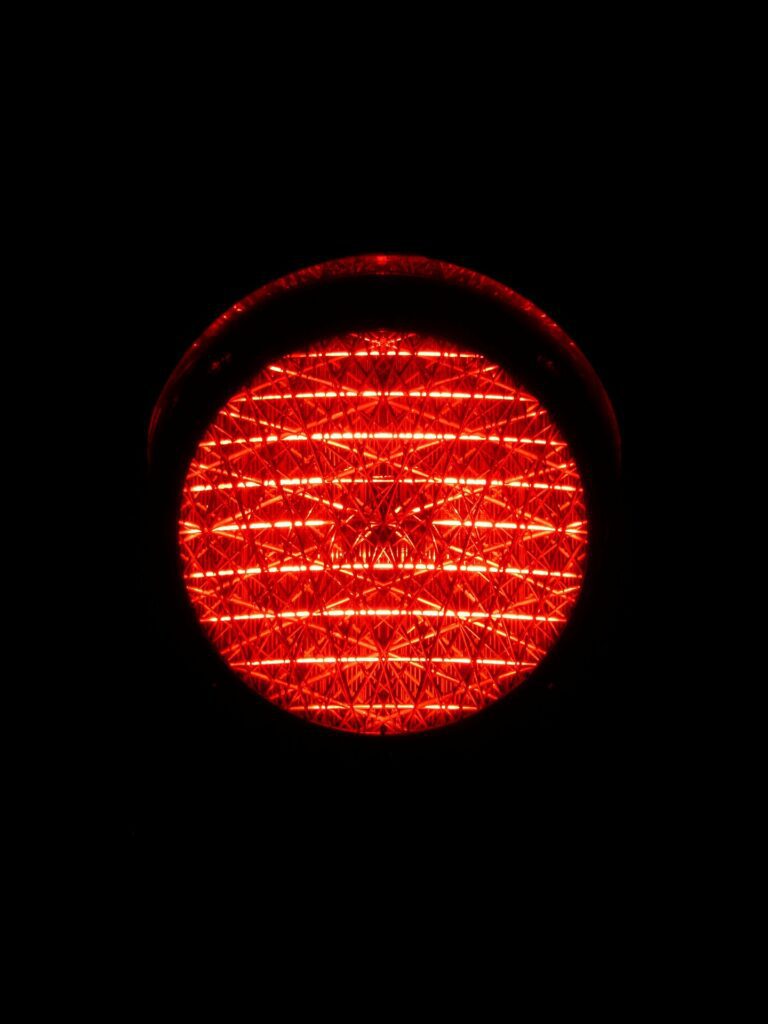 Kulturalny pieszy pozdrawia kierowcę przechodząc na czerwonym świetle.