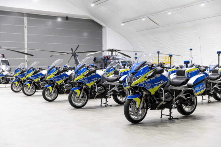 Największy zakup w historii polskiej Policji. Blisko pół tysiąca motocykli BMW pomoże funkcjonariuszom patrolować drogi.