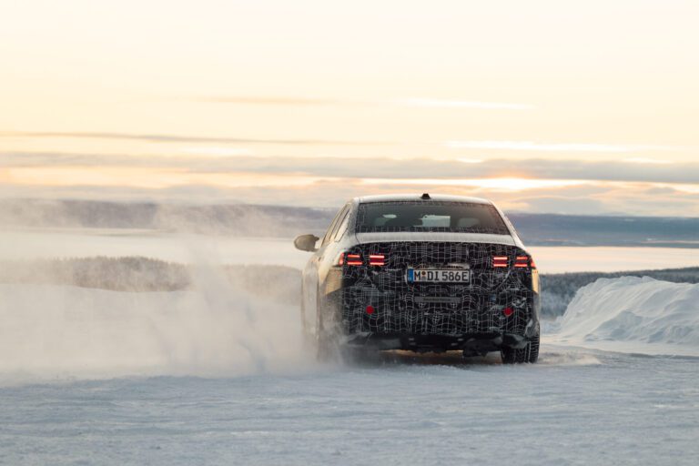 Od koła podbiegunowego do podnóża Alp: nowe BMW i5 i osiągi zimą